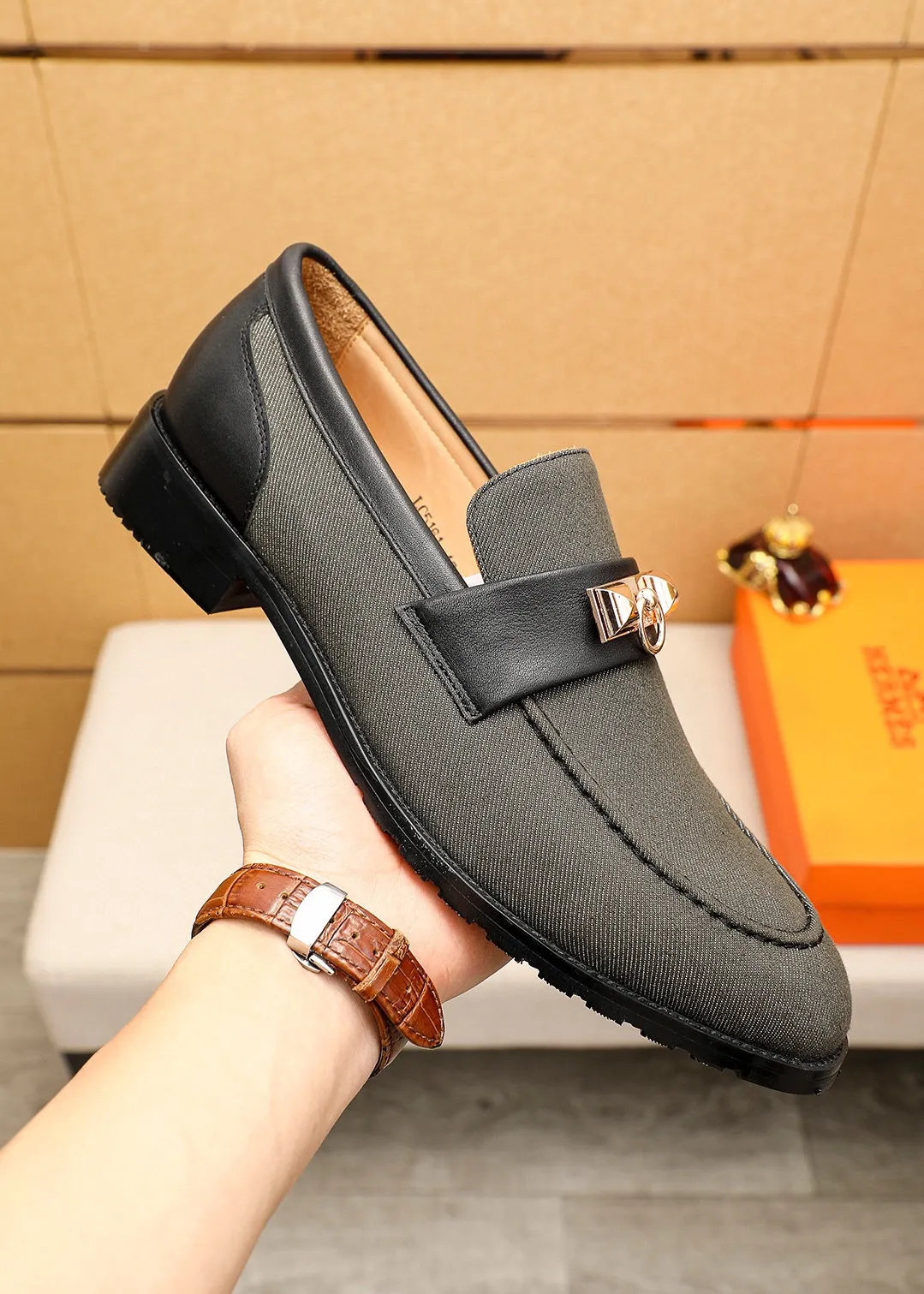 Men's shoes 💰442💐 Product trademark: HERMES "Hermès" casual leather shoes Regular size: 38-44 (45.46.47🉑️customized) Product materials: Selected imported fabric upper + classic hardware buckle, imported water-dyed 🐂 cowhide lining. Strong three-dimensional visual effect, combined outsole Color: 3⃣️colors available